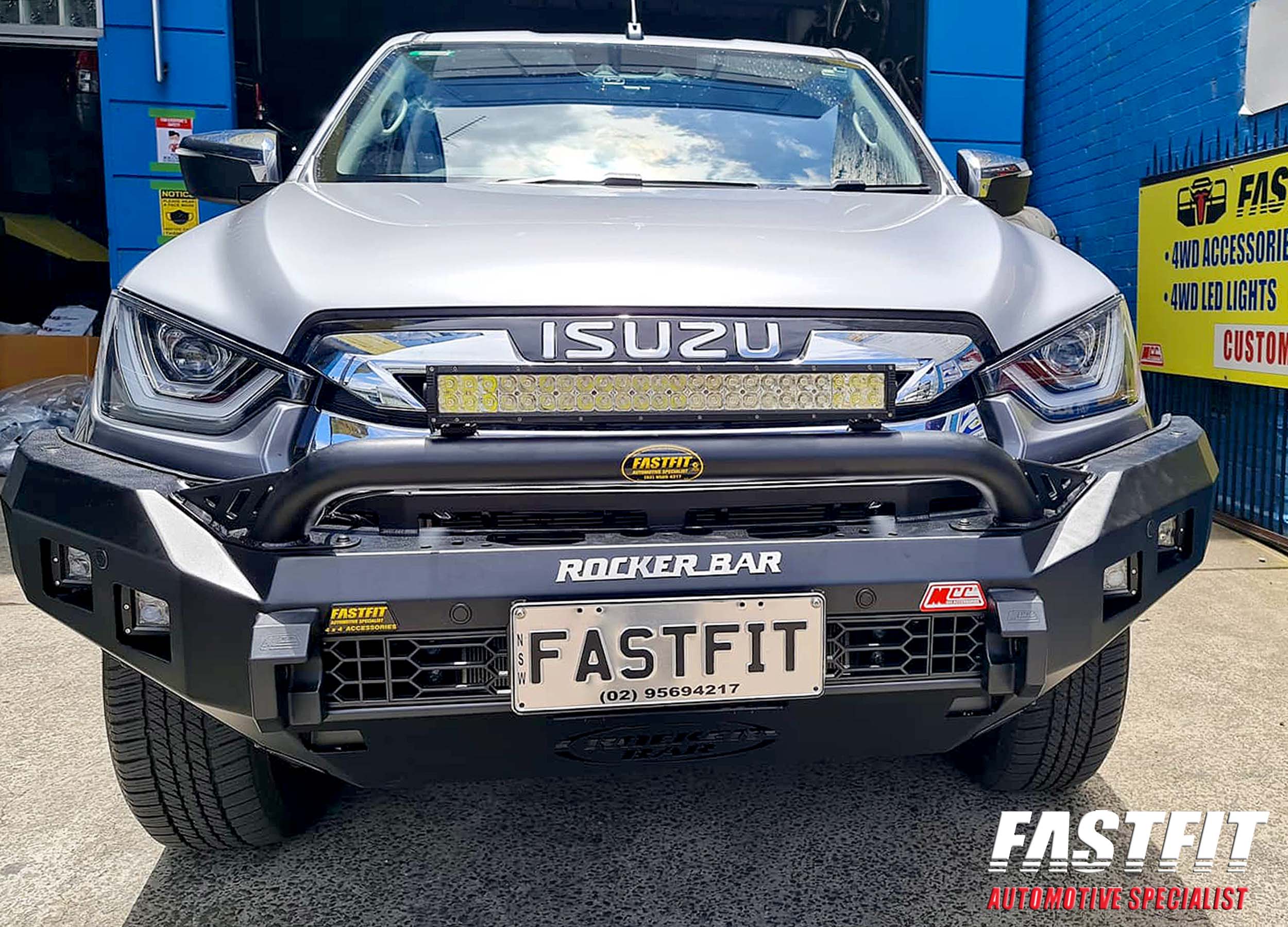 1ISUZUDMAXLOWLOOPROCKERBULLBAR