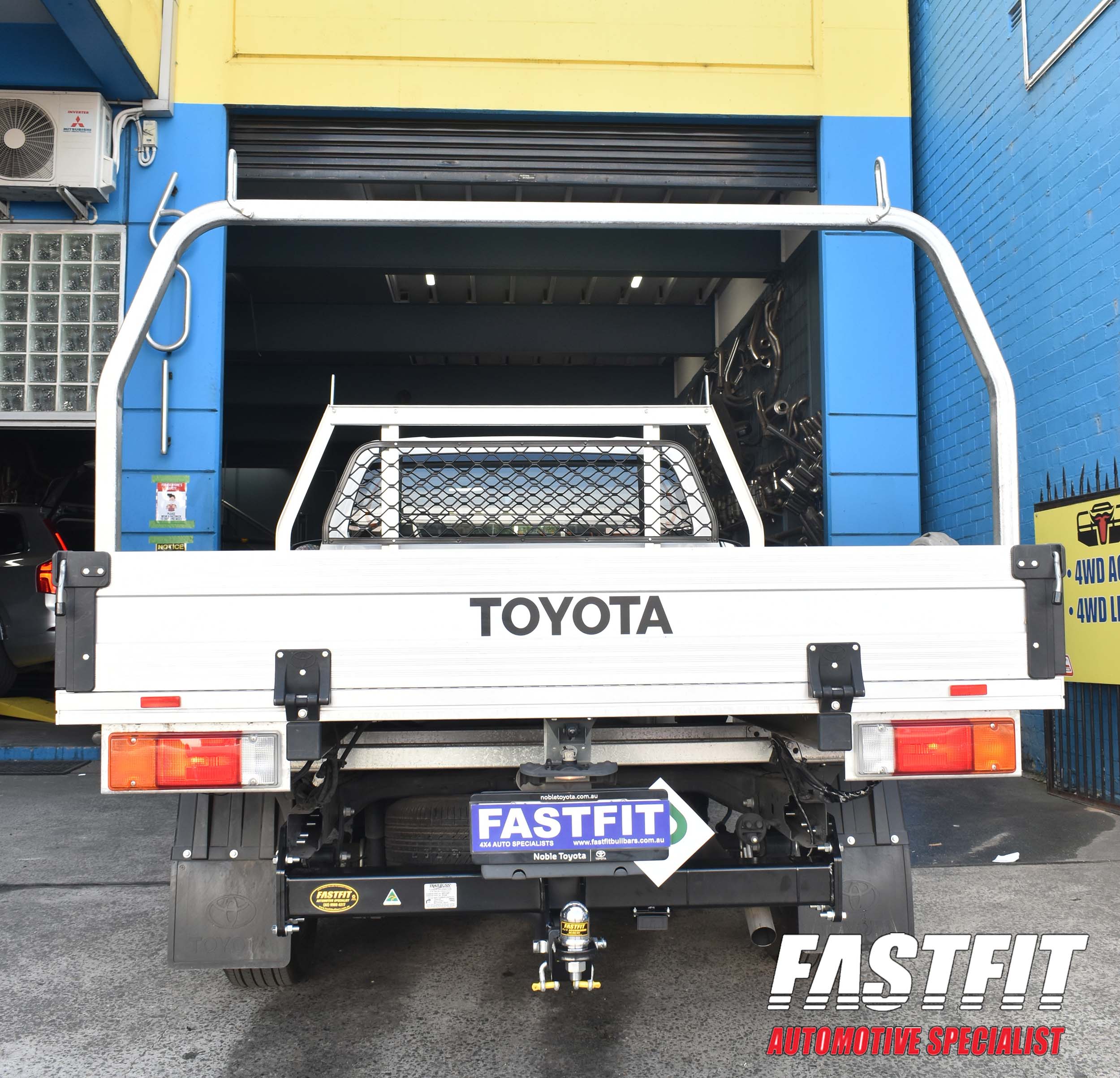 1TOYOTAHILUXGUNSERIESTRAILBOSSTOWBAR