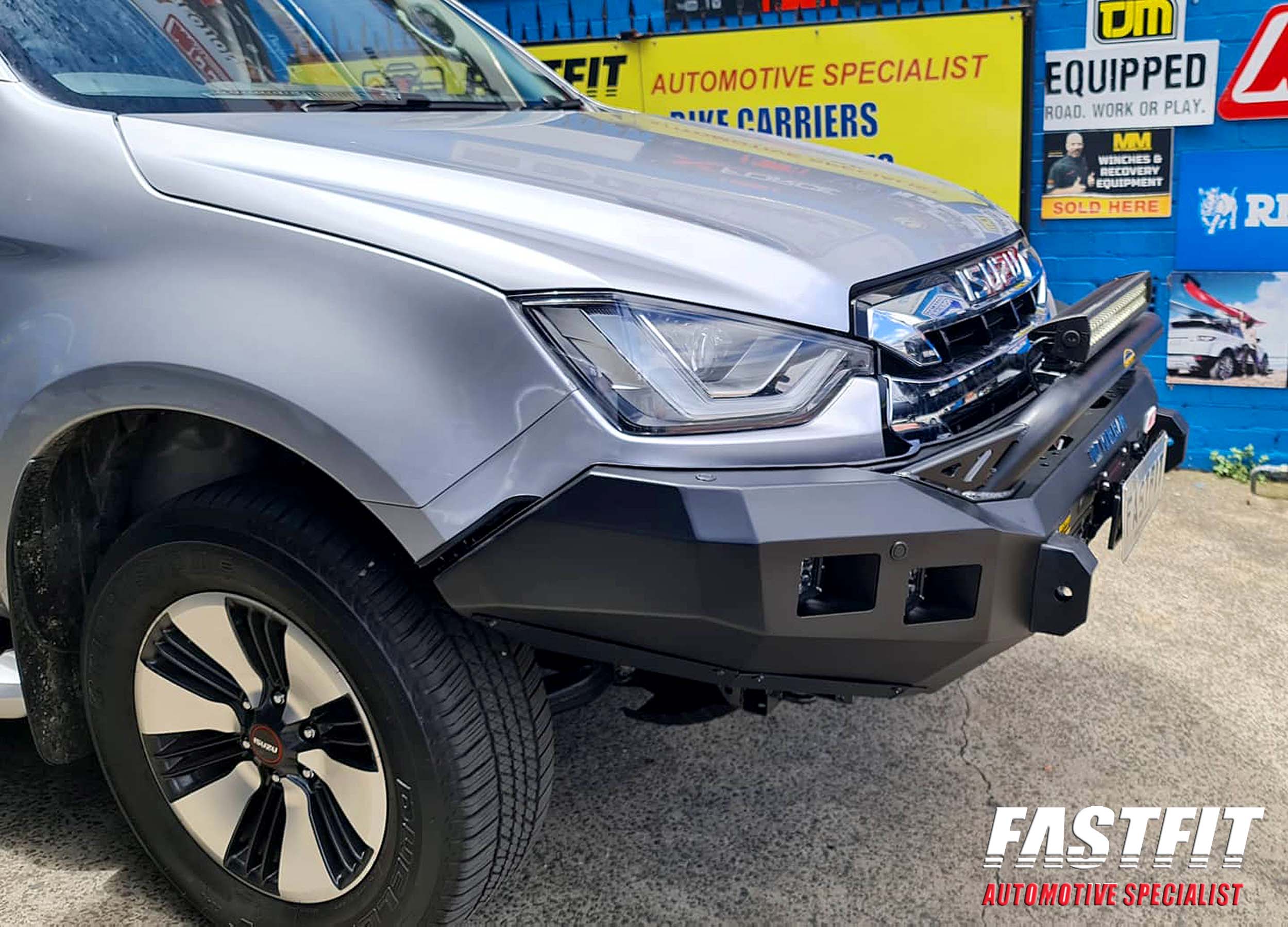 2ISUZUDMAXLOWLOOPROCKERBULLBAR