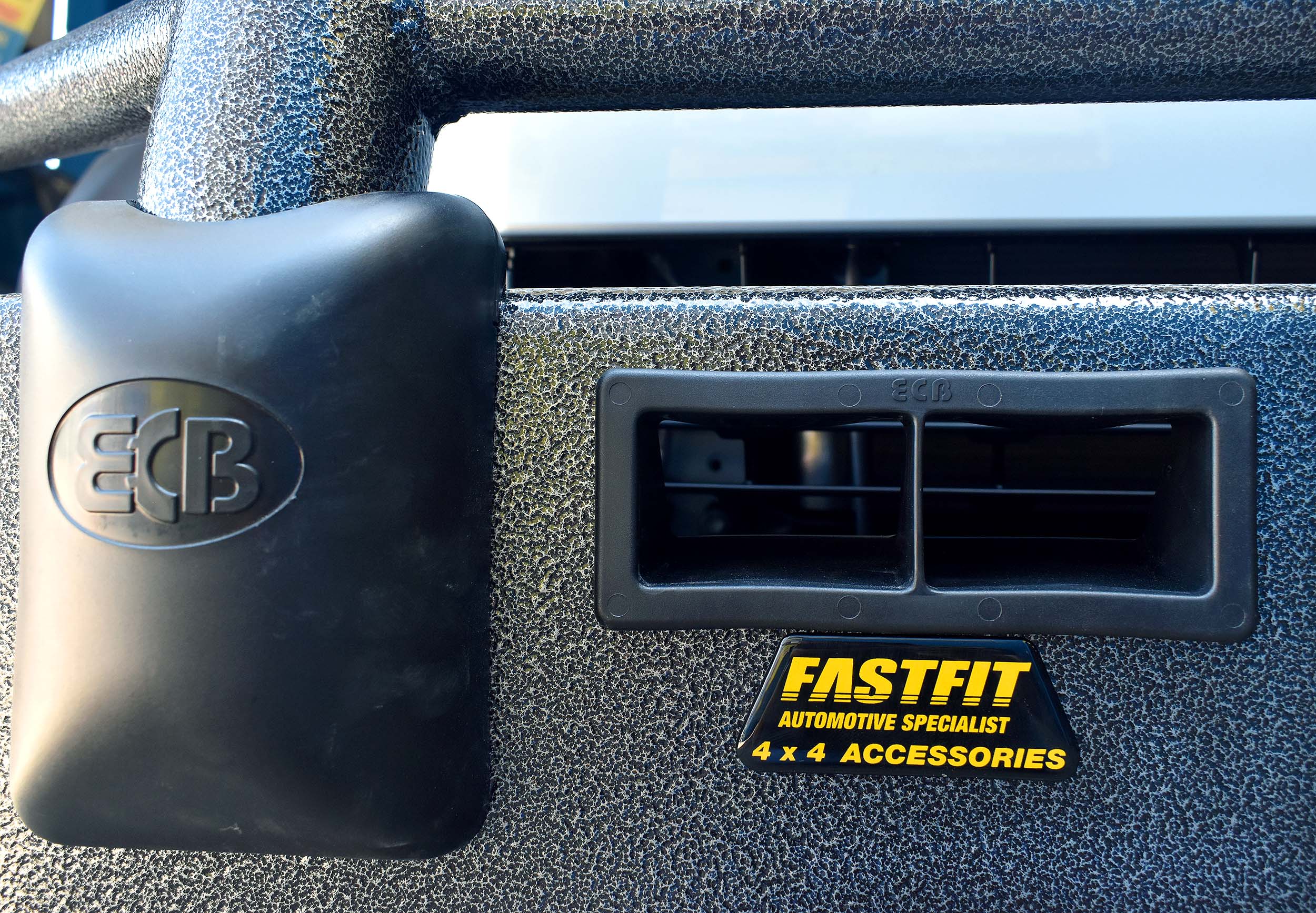 3TOYOTAHIACEBIGTUBESHTBULLBAR