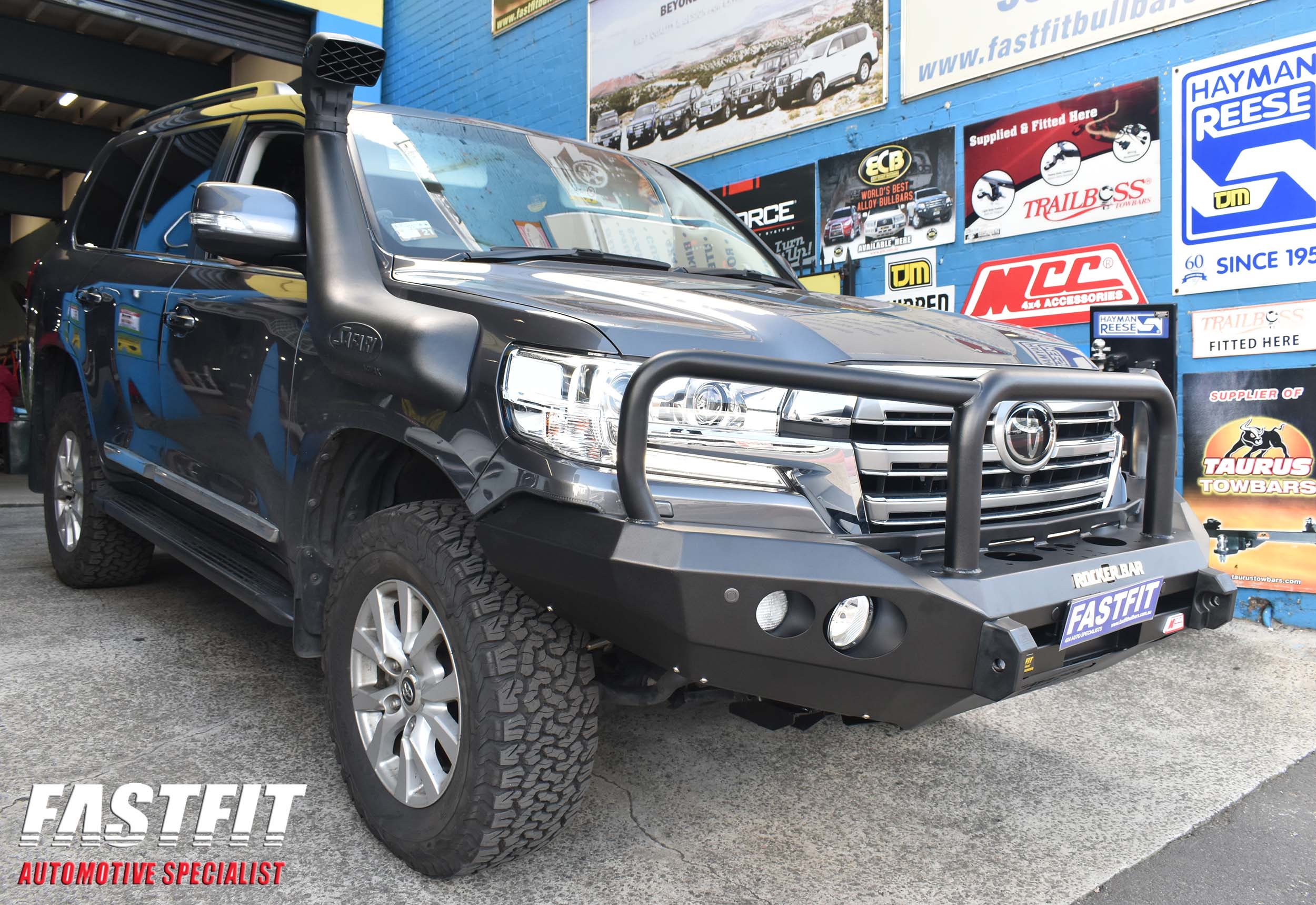 3TOYOTALANDCRUISER200SERIESTRIPLELOOPROCKERBAR