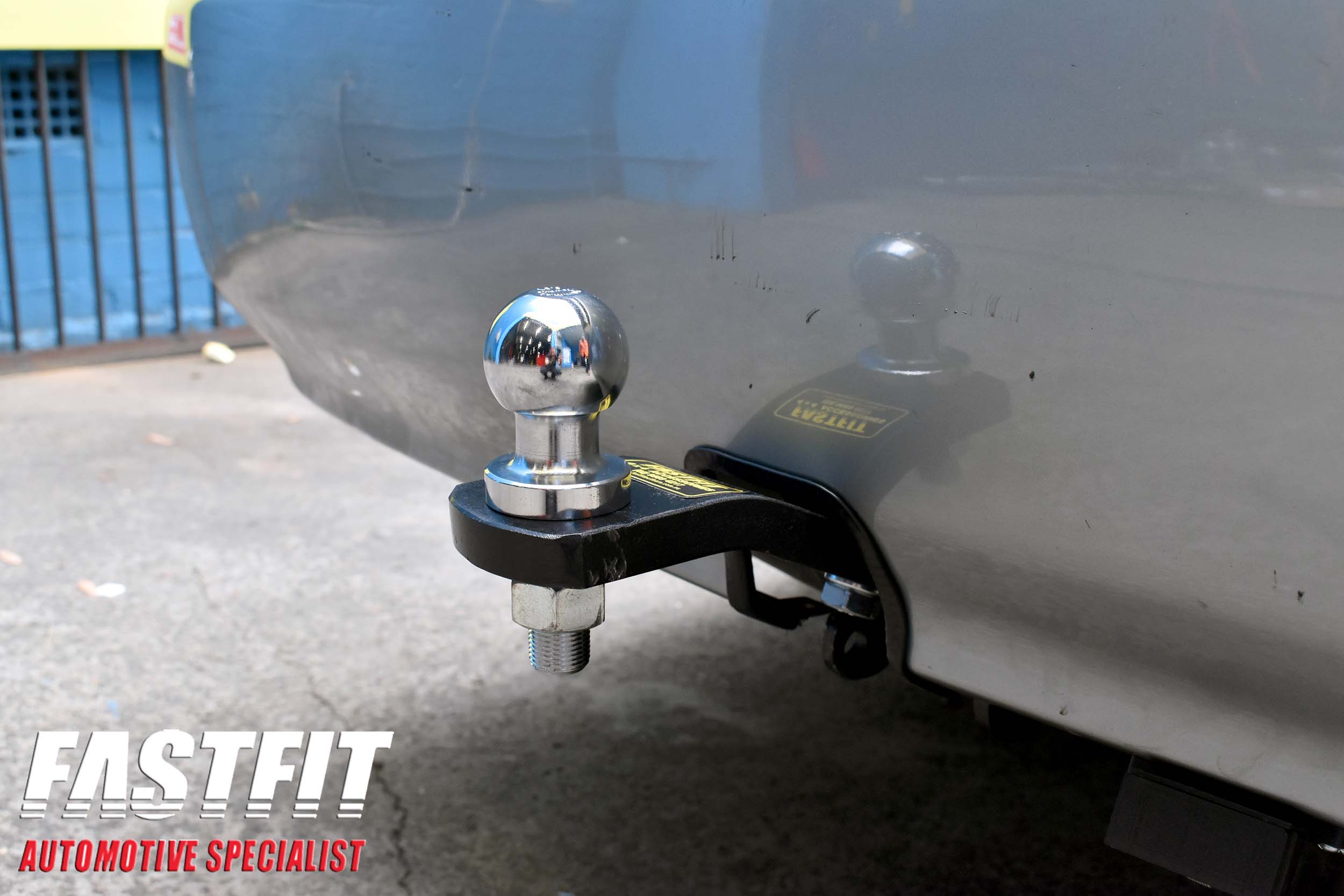 5MITSUBISHIMAGNASEDANTOWBAR