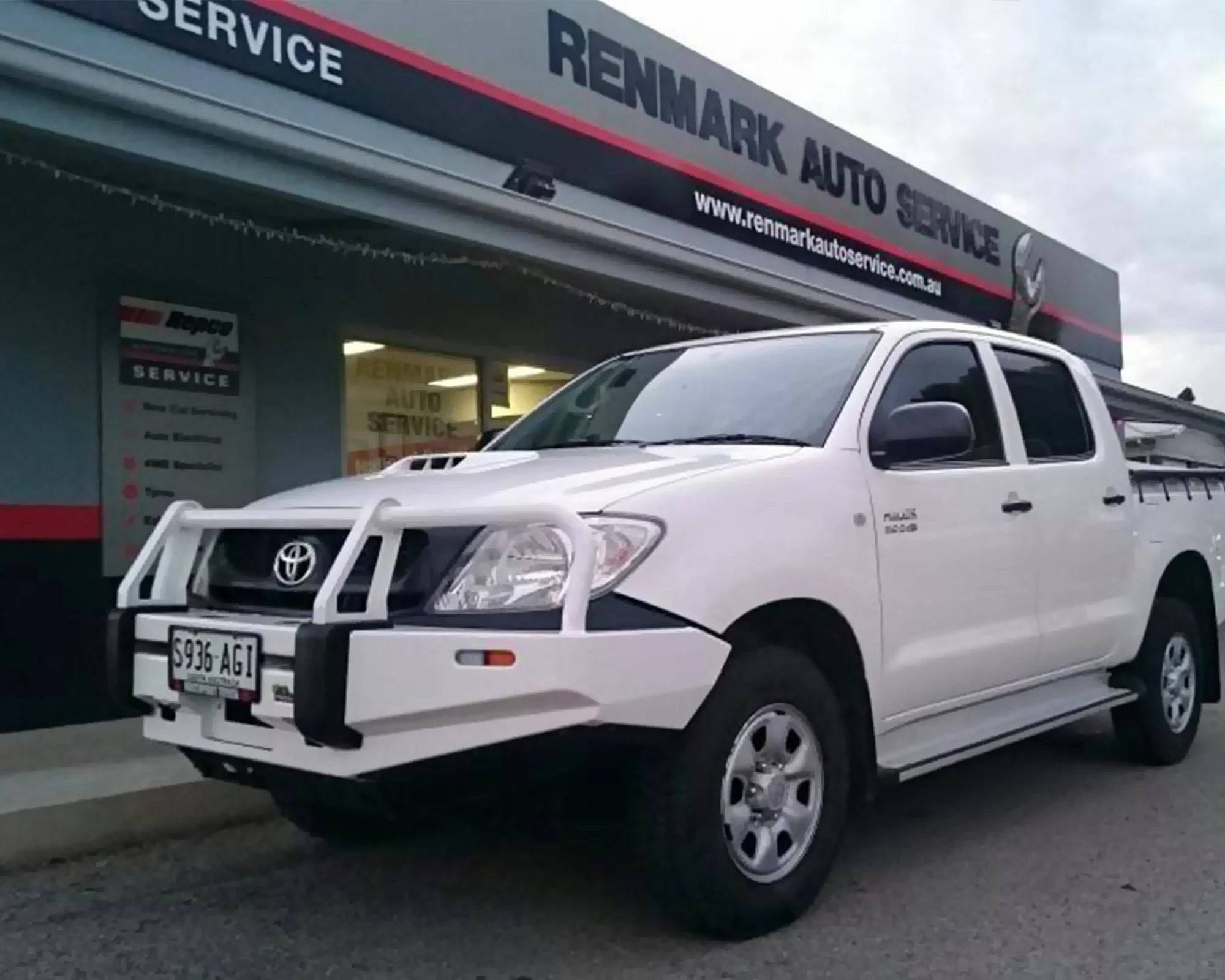 IRONMAN Commercial Bull Bar to suit TOYOTA HILUX 10/2011-2015