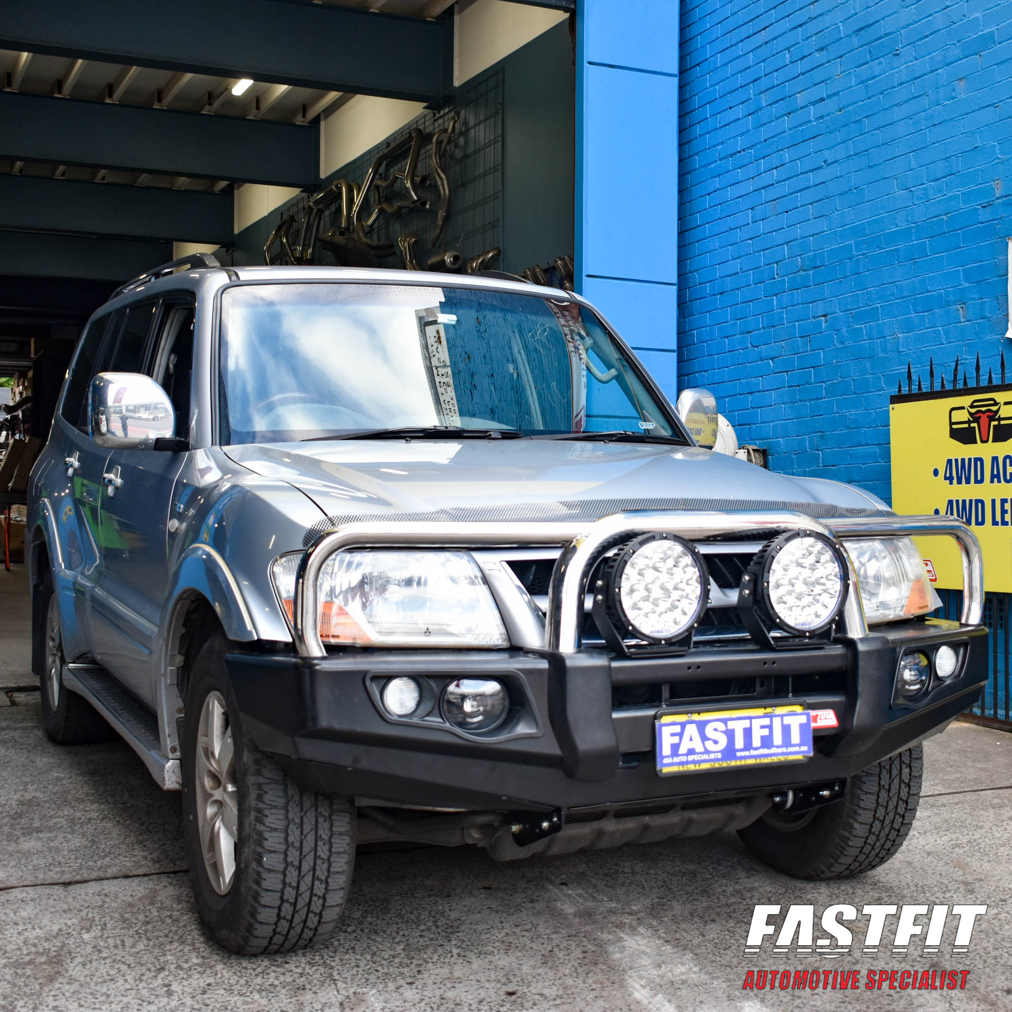 MITSUBISHIPAJEROFALCONTRIPLELOOP-4