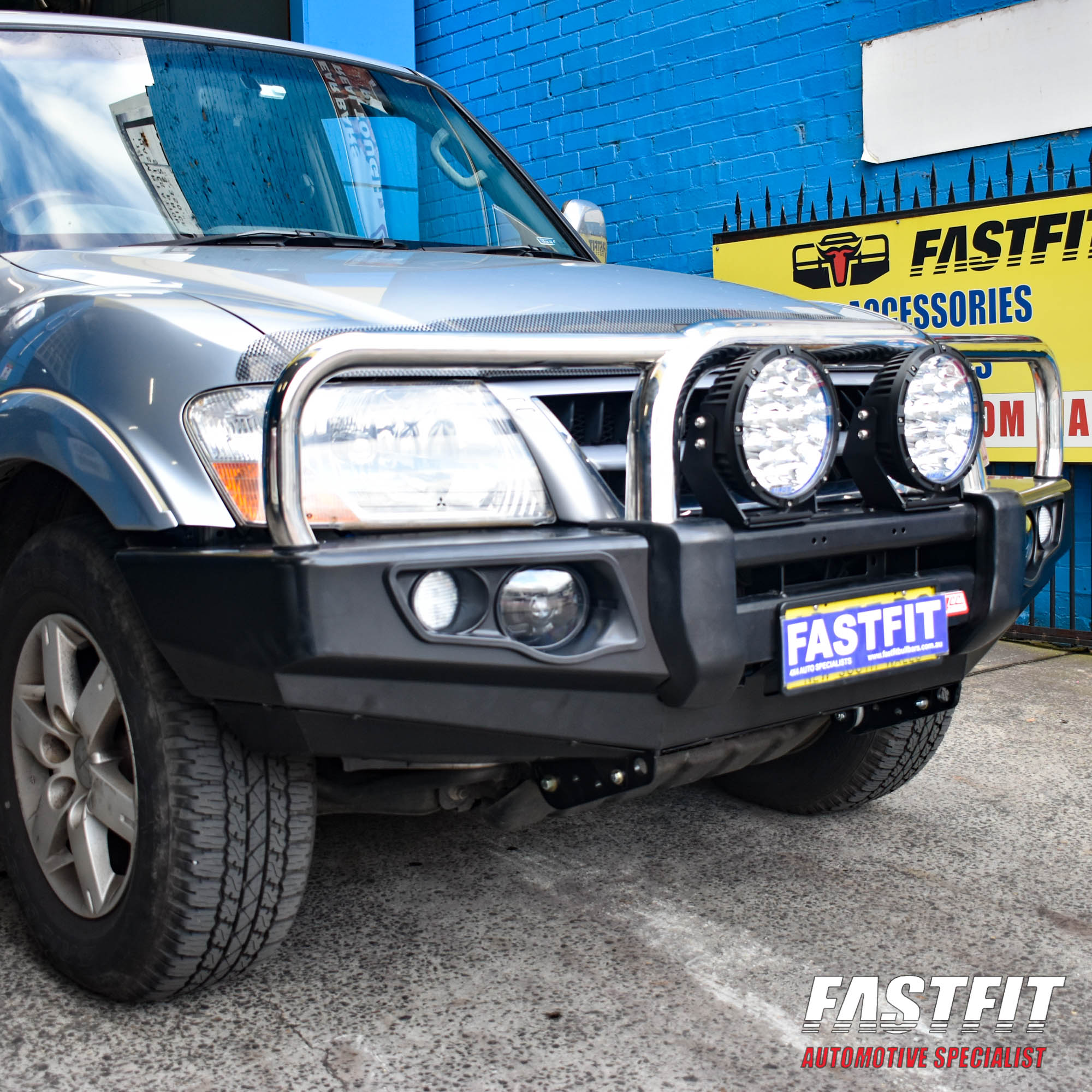 MITSUBISHIPAJEROFALCONTRIPLELOOP-5