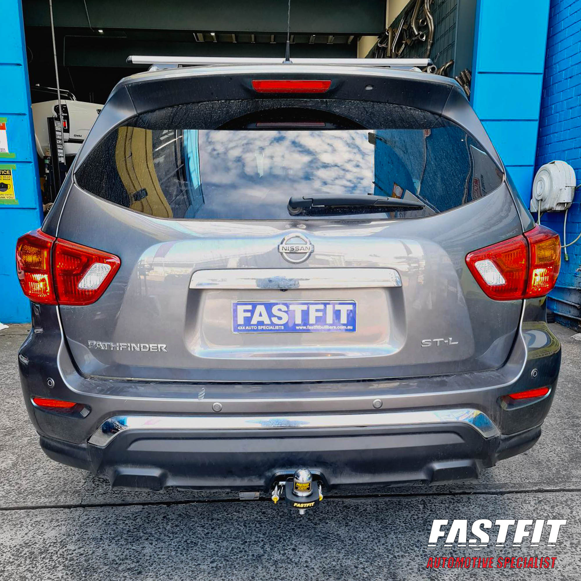 NISSANPATHFINDER2013-ONTOWBAR-1