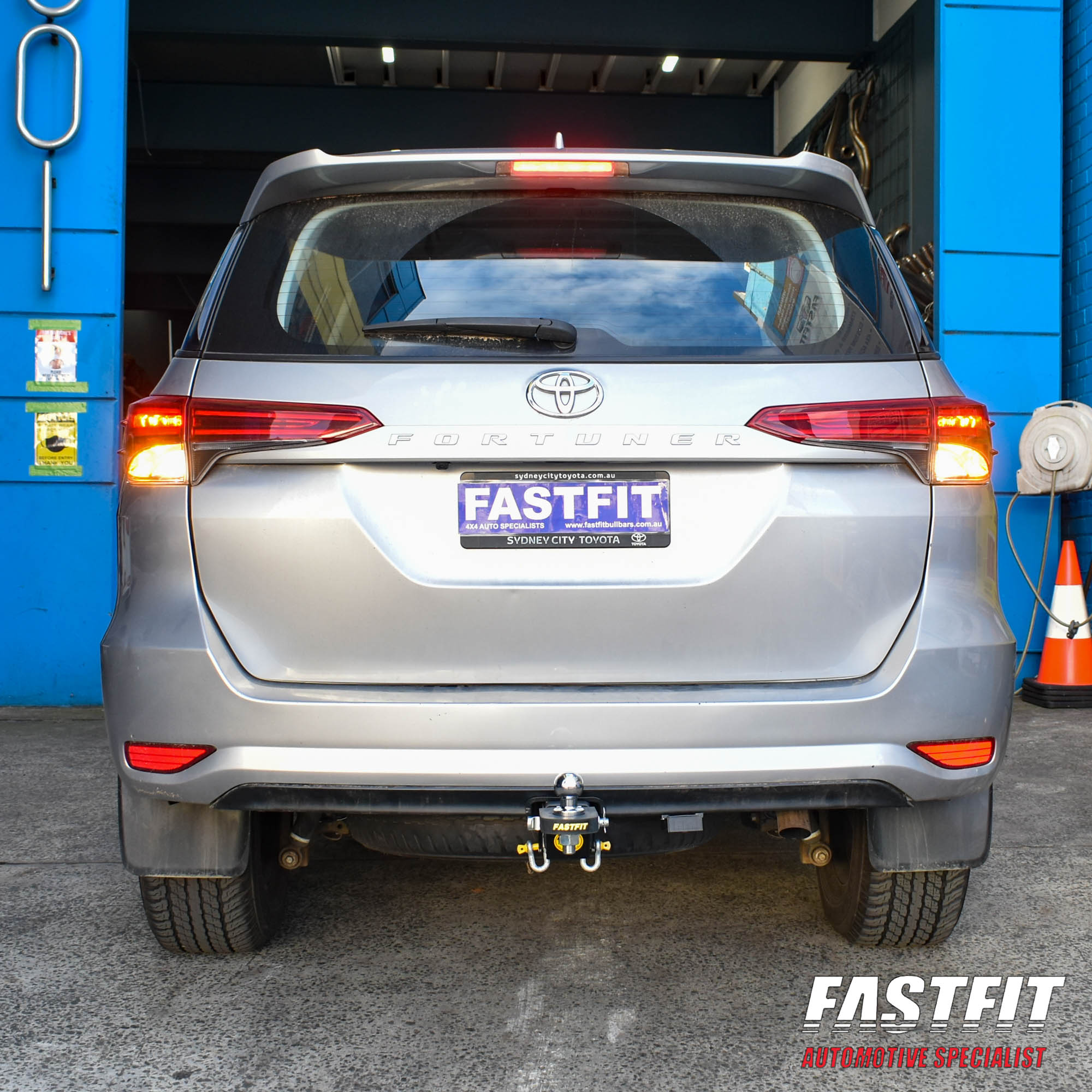 TOYOTAFORTUNERTRAILBOSSTOWBAR_FALCONTRIPLELOOPBAR-1