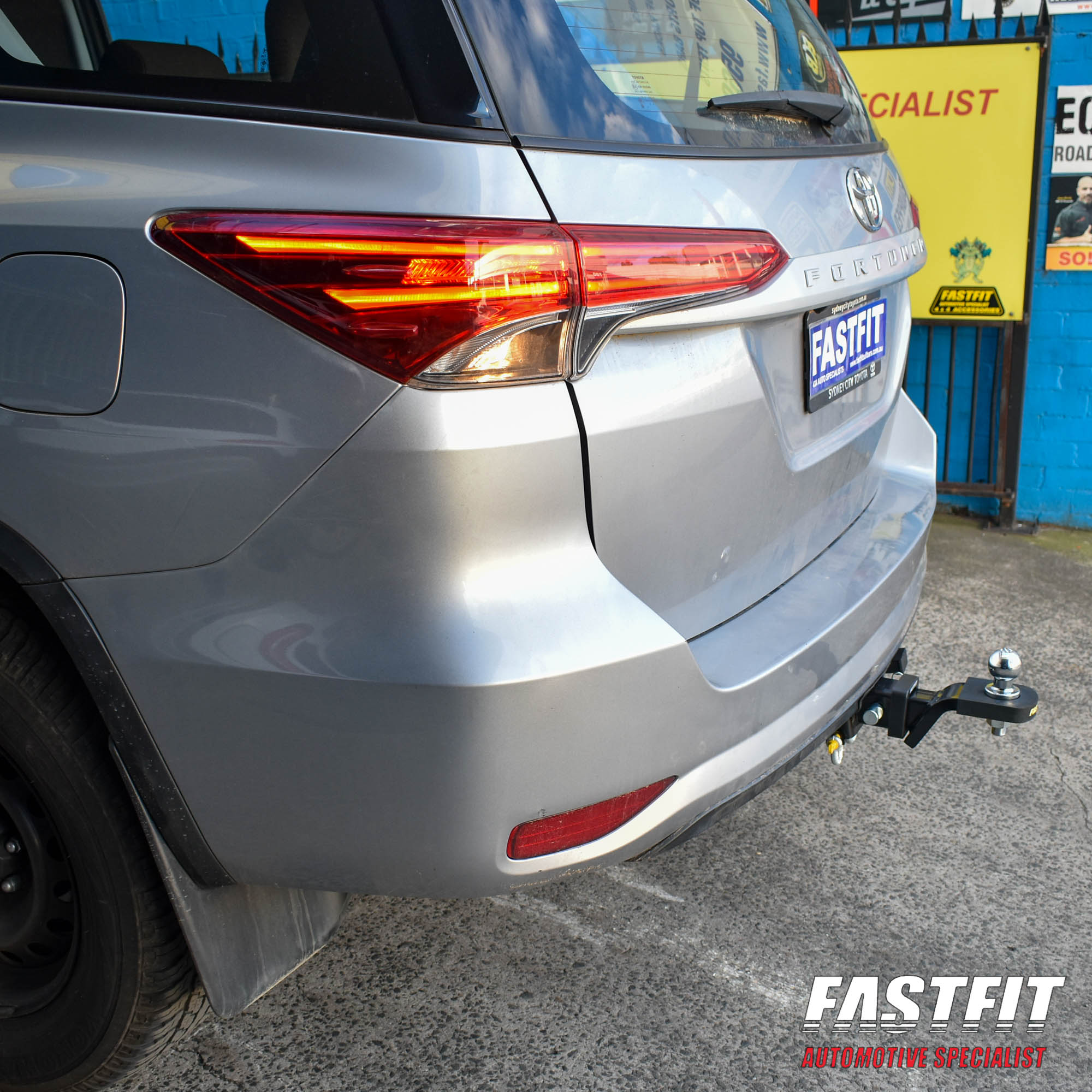 TOYOTAFORTUNERTRAILBOSSTOWBAR_FALCONTRIPLELOOPBAR-3