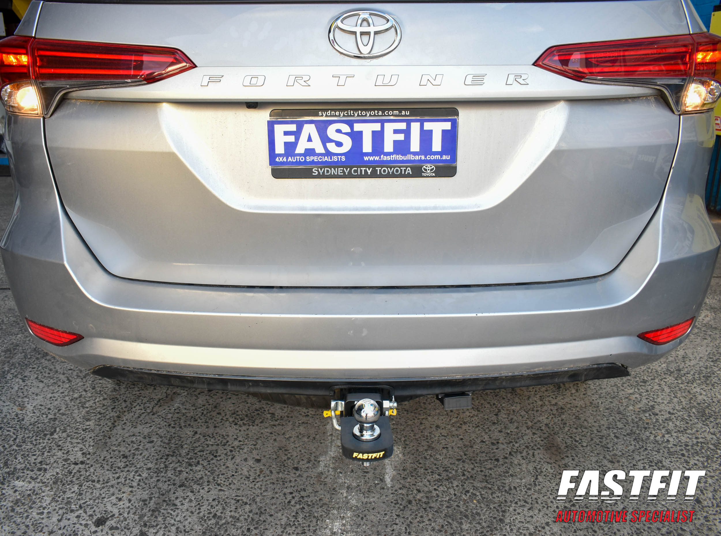 TOYOTAFORTUNERTRAILBOSSTOWBAR_FALCONTRIPLELOOPBAR-4