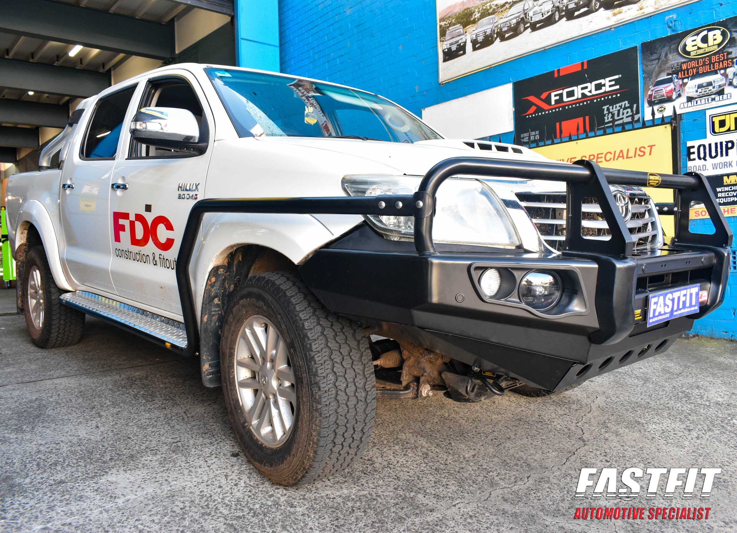 TOYOTAHILUX2014FALCONBAR_SIDESTEPS_RAILS-3
