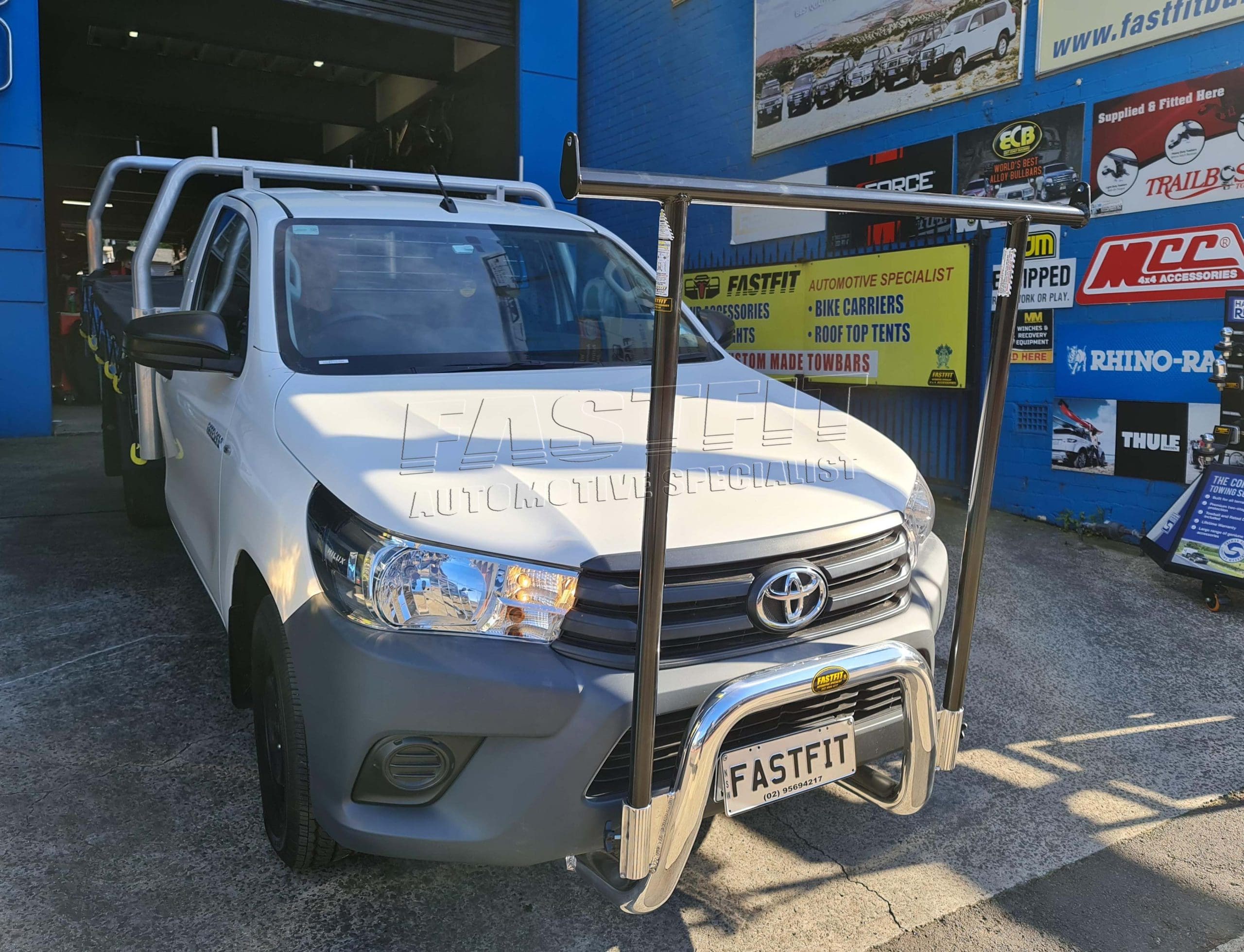 TOYOTAHILUX2016POLISHEDALLOYNUDGEBARANDBLACKRACK