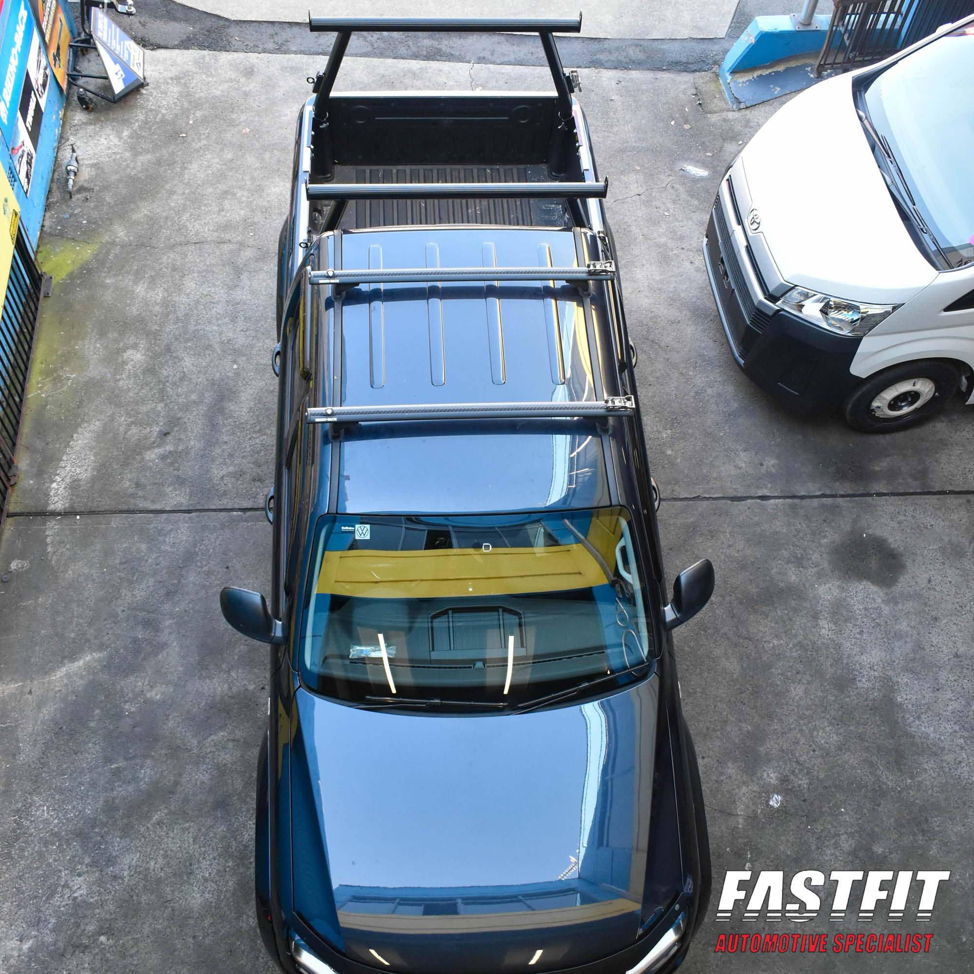 VWAMAROKLADDERRACKSWITHRHINOROOFRACK-12