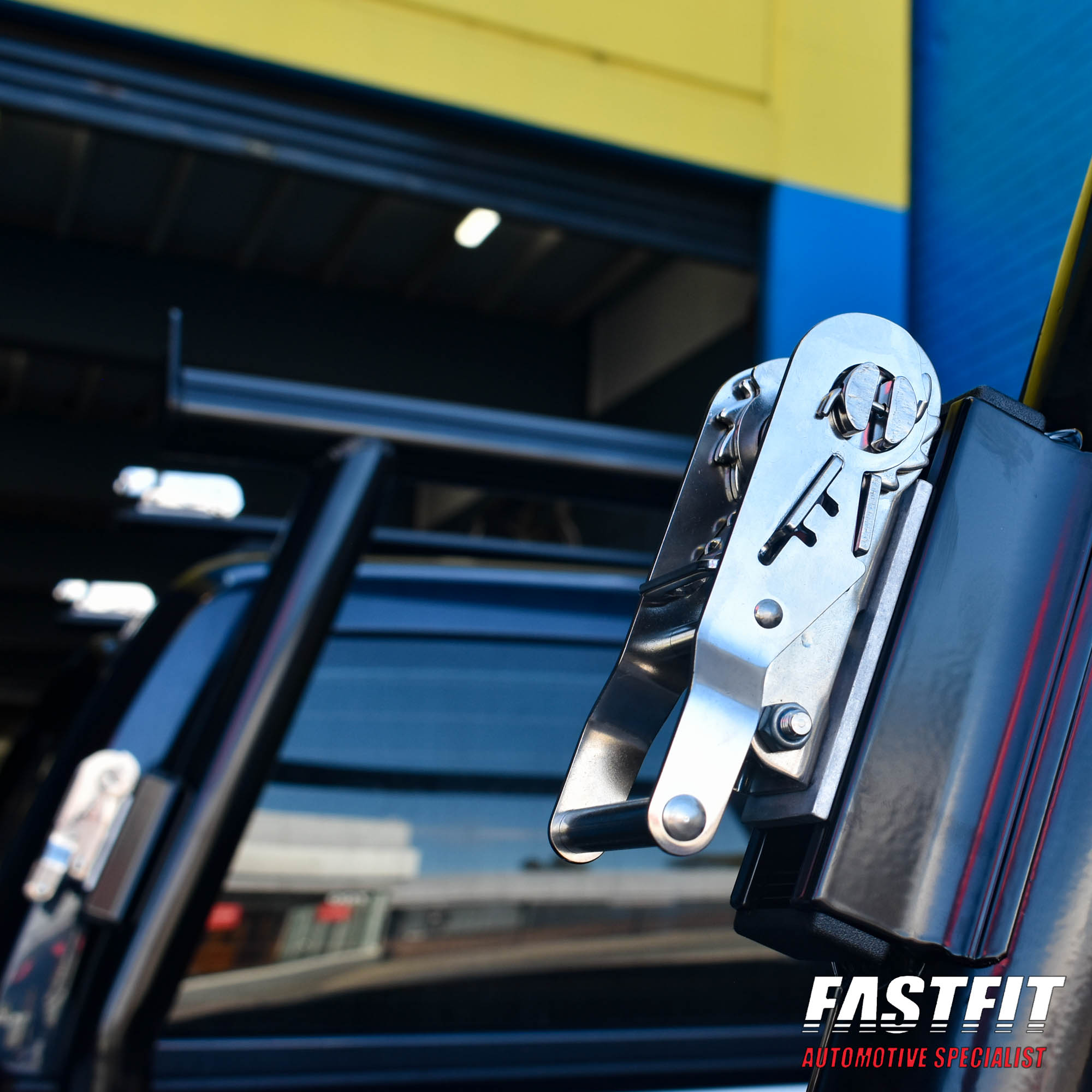 VWAMAROKLADDERRACKSWITHRHINOROOFRACK-5