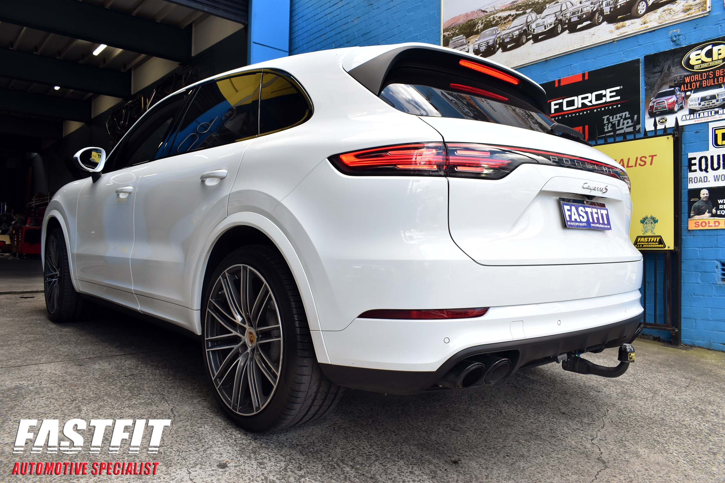 2PORSCHECAYENNESEUROPEANTOWBAR