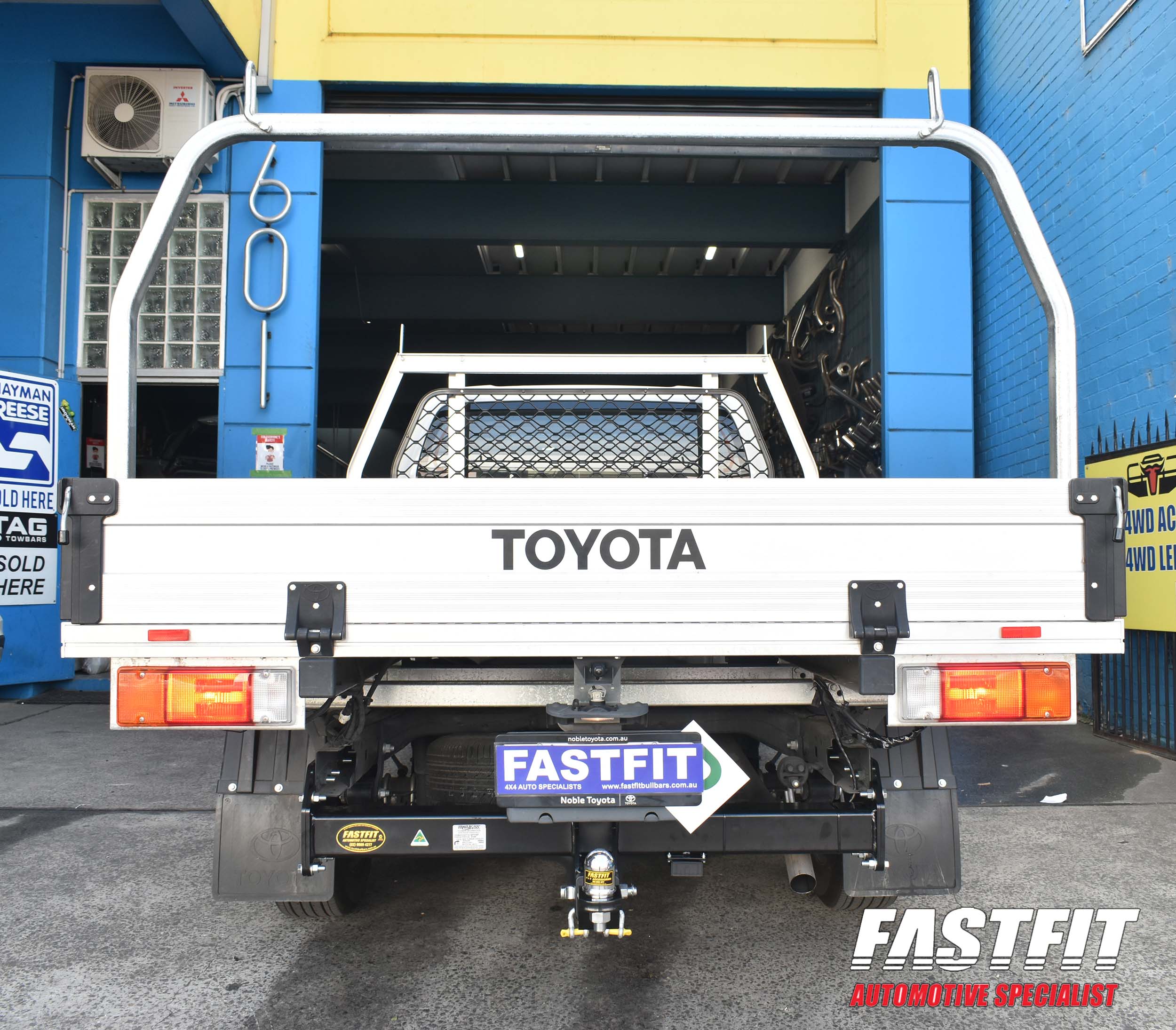 2TOYOTAHILUXGUNSERIESTRAILBOSSTOWBAR