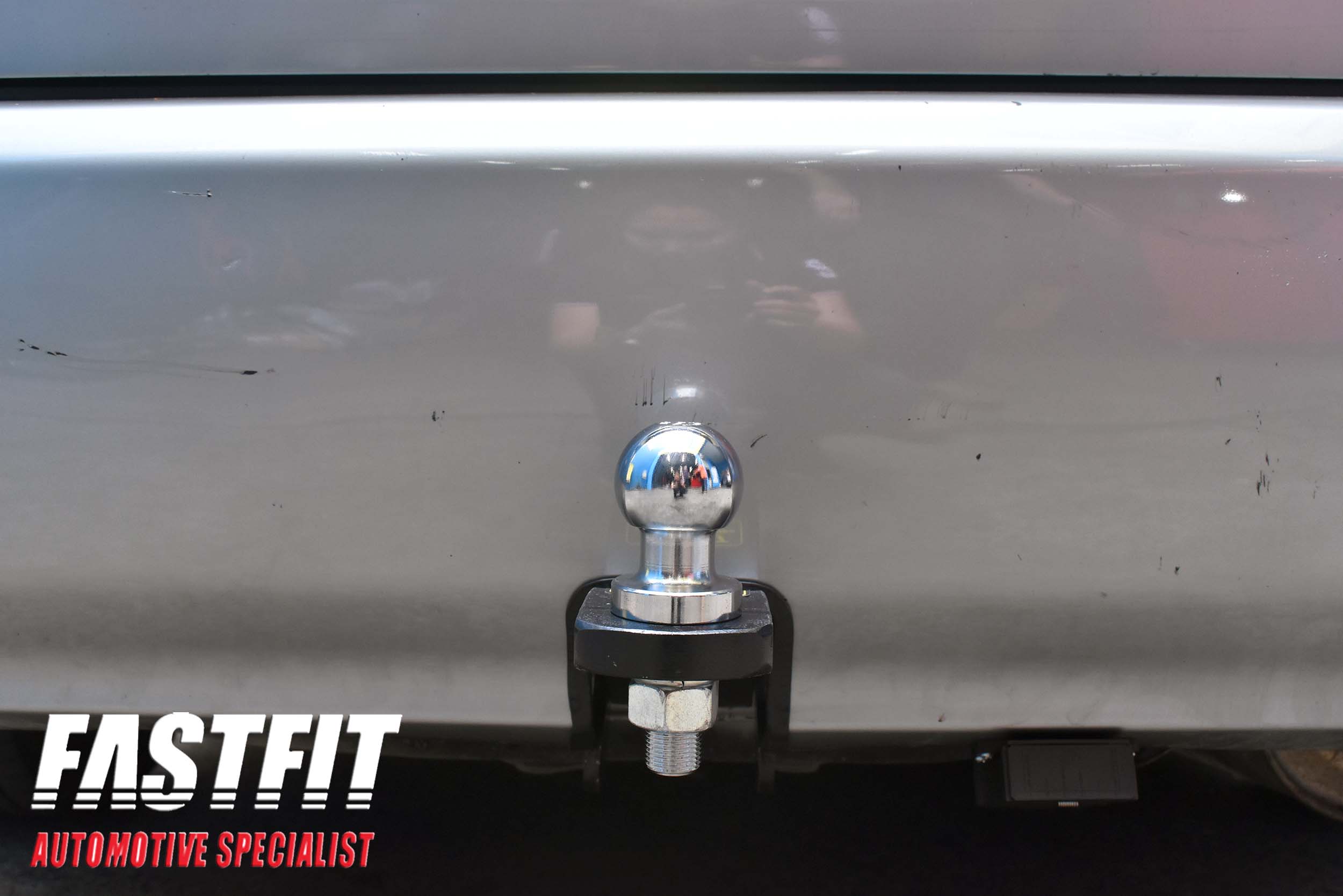 6MITSUBISHIMAGNASEDANTOWBAR