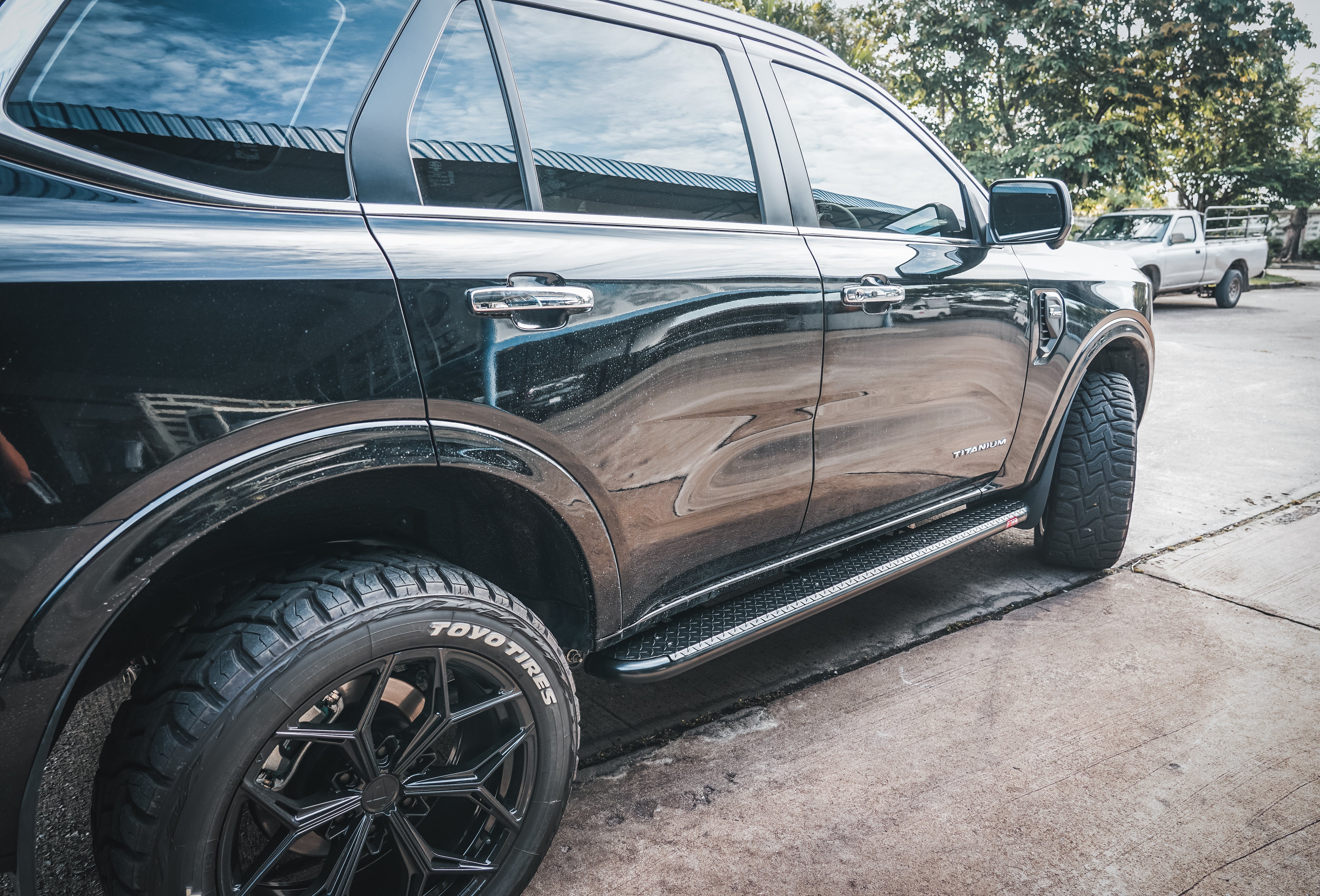 MCC 309BSBK All Black Side Step Package to suit Ford Everest 2016-2021